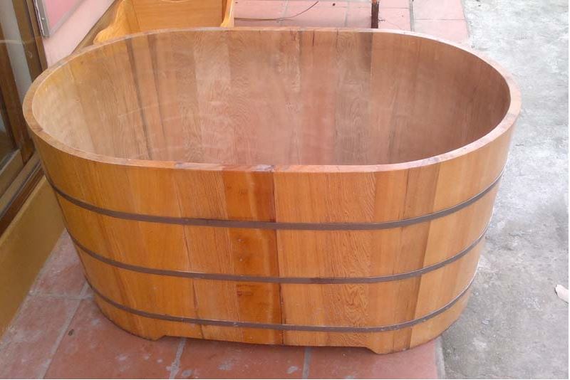 bồn tắm gỗ cũ